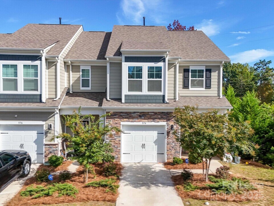 574 Altamonte Dr in Lake Wylie, SC - Building Photo