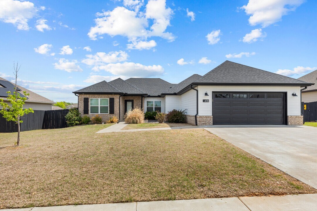 418 N Tacoma St in Farmington, AR - Building Photo