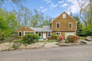 50 Longwood Dr in Colchester, CT - Building Photo