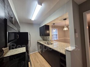 204 Triumph Dr NW in Atlanta, GA - Foto de edificio - Building Photo