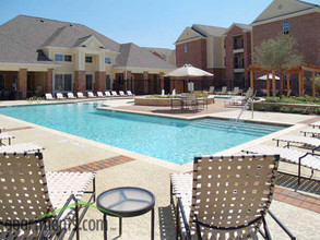 Vista 121 Apartment Homes in Lewisville, TX - Foto de edificio - Building Photo