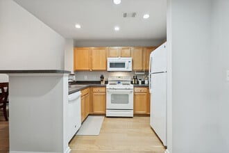 12000 Market St, Unit 445 in Reston, VA - Foto de edificio - Building Photo