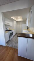 135 N Swall Dr, Unit 104 in West Hollywood, CA - Building Photo