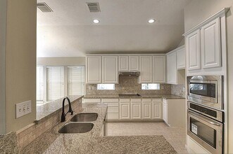 13703 Clareton Ln in Cypress, TX - Foto de edificio - Building Photo