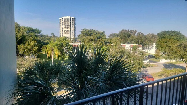 1638 Embassy Dr in West Palm Beach, FL - Building Photo - Building Photo