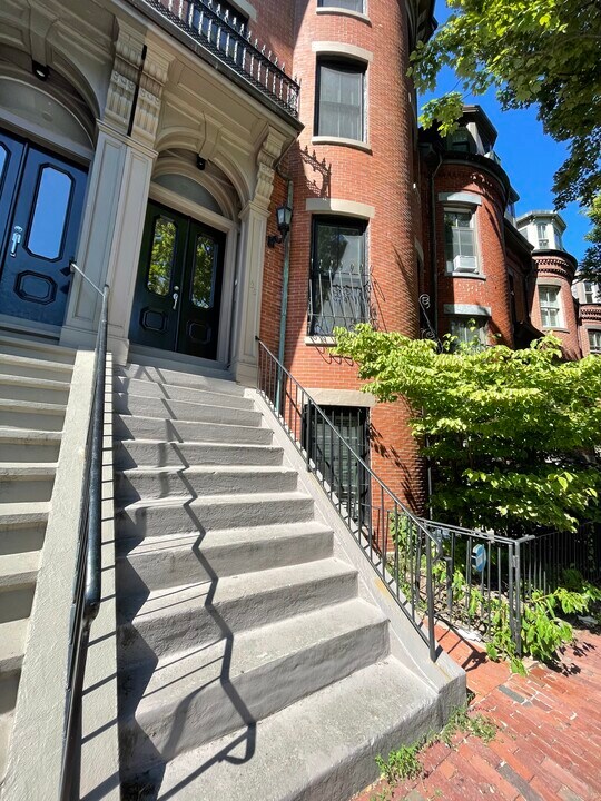 35 E Concord St, Unit 4 in Boston, MA - Building Photo