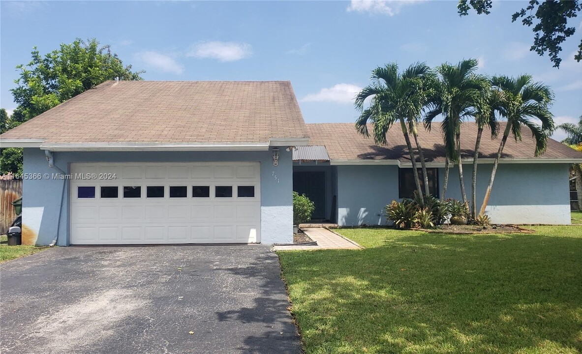 751 SW 98th Ave in Pembroke Pines, FL - Building Photo