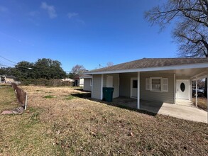 1942 W Robin Ave in Orange, TX - Building Photo - Building Photo