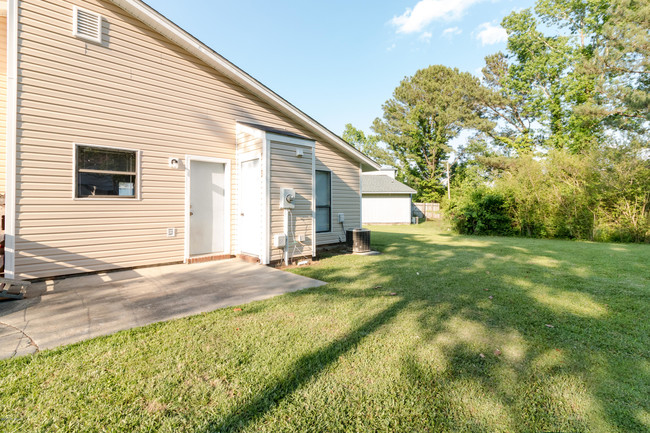 234 Yaupon Dr in Jacksonville, NC - Foto de edificio - Building Photo