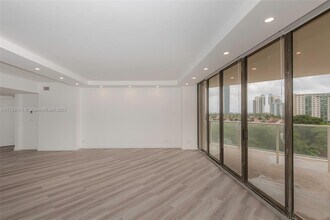 19500 Turnberry Way, Unit 6E in Miami, FL - Foto de edificio - Building Photo