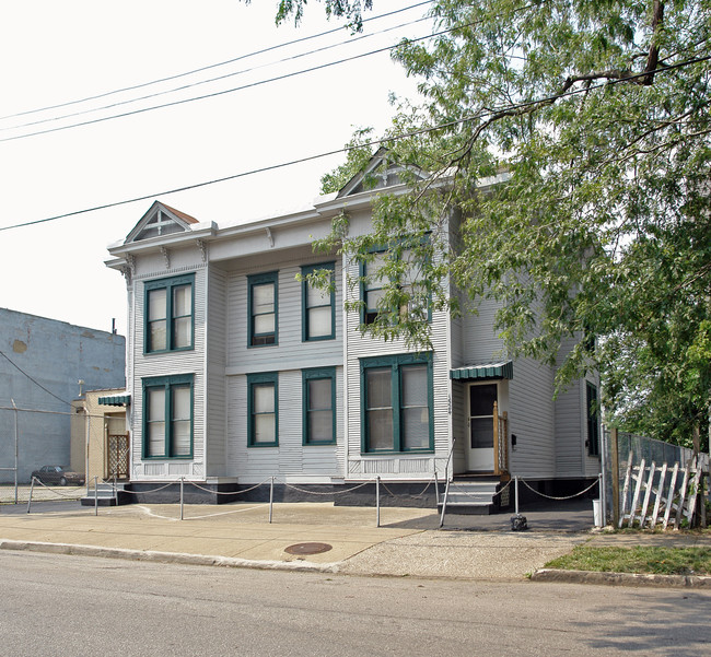 1524-1526 E 49th St in Cleveland, OH - Foto de edificio - Building Photo