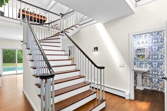 1 Harbor View Dr in Newport, RI - Building Photo - Building Photo