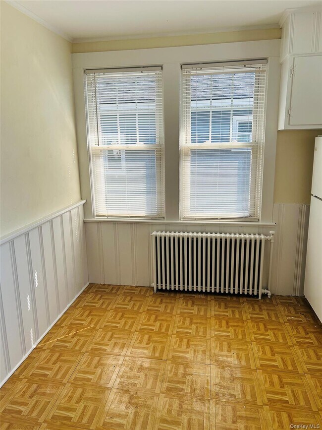 38 Totten Pl in Babylon, NY - Building Photo - Building Photo
