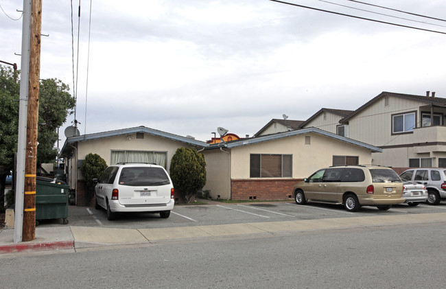 1049 Clementina Ave in Seaside, CA - Building Photo - Building Photo