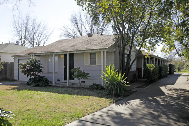 1806 Iris Ave in Sacramento, CA - Foto de edificio - Building Photo