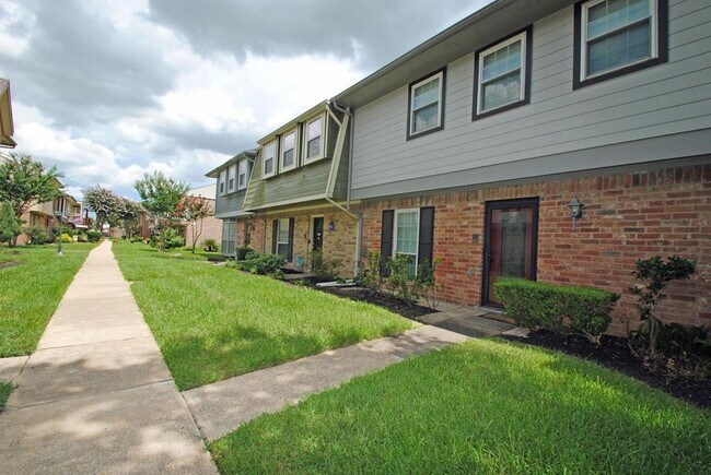14690 Perthshire Rd in Houston, TX - Building Photo - Building Photo