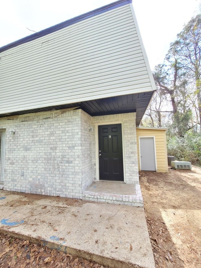 1201 Lake Dr in Gonzalez, FL - Building Photo - Building Photo