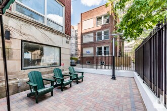 940 W Carmen Ave, Unit 708 in Chicago, IL - Foto de edificio - Building Photo