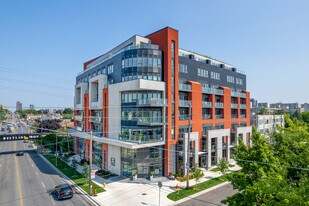 8 Haus in Toronto, ON - Building Photo