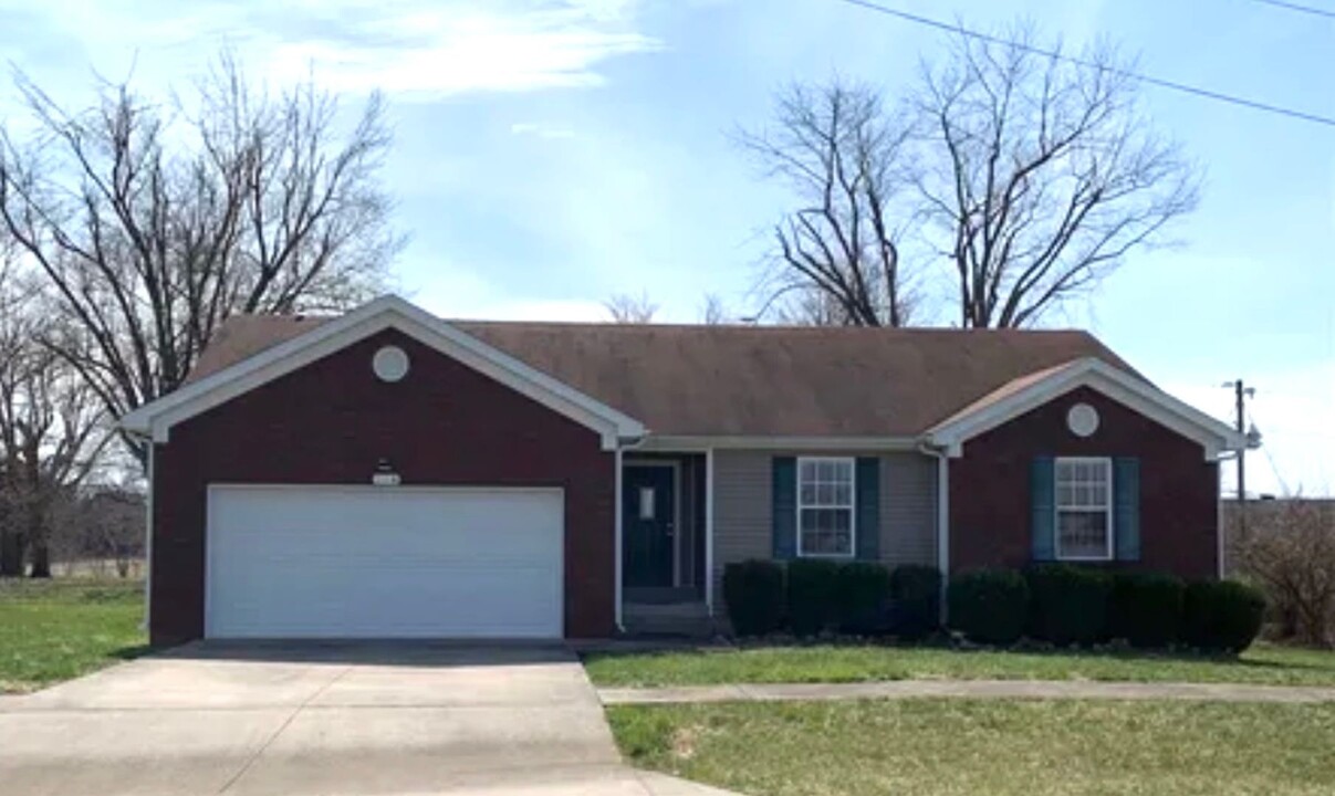 104 Dante Ct in Radcliff, KY - Building Photo