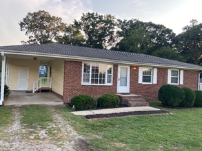 7209 Perry Creek Rd in Raleigh, NC - Foto de edificio - Building Photo