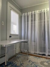 20 Crescent St, Unit 2 in Biddeford, ME - Foto de edificio - Building Photo