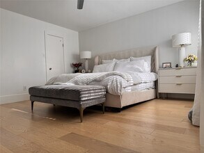 1914 Augusta Dr in Houston, TX - Building Photo - Building Photo