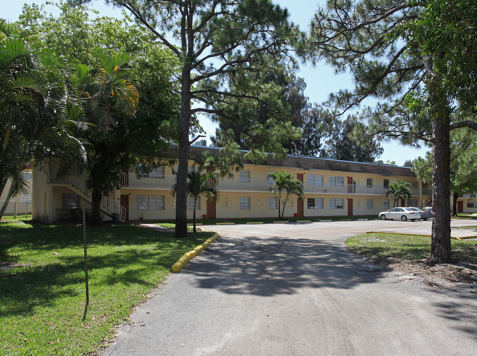 The Tropical Villas in Lake Worth, FL - Building Photo