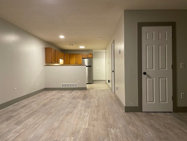 property at 117 W Oak St