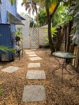 1229 SE 2nd St, Unit Garden apartment in Fort Lauderdale, FL - Building Photo