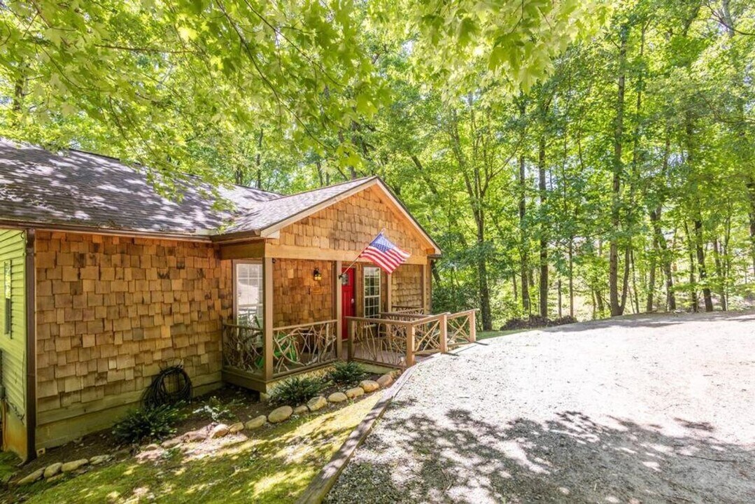 1026 Satterfield Rd in Cleveland, GA - Building Photo