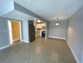 7910 Taft St in Pembroke Pines, FL - Building Photo - Building Photo
