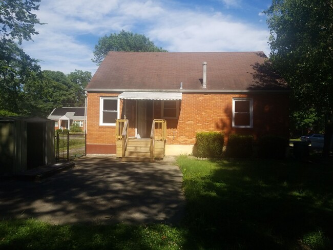 7800 Carnation Dr in Louisville, KY - Building Photo - Building Photo
