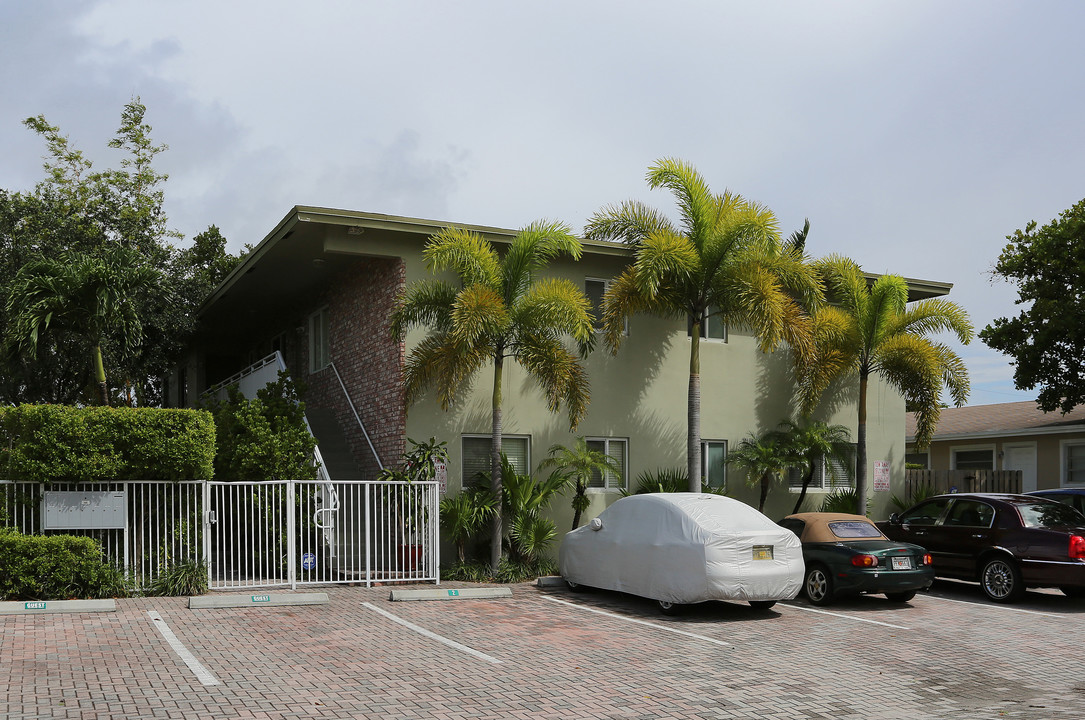 1353 Holly Heights Dr in Fort Lauderdale, FL - Building Photo