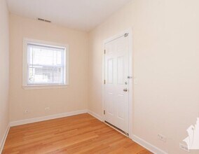 3244 N Clifton Ave, Unit W3 in Chicago, IL - Foto de edificio - Building Photo