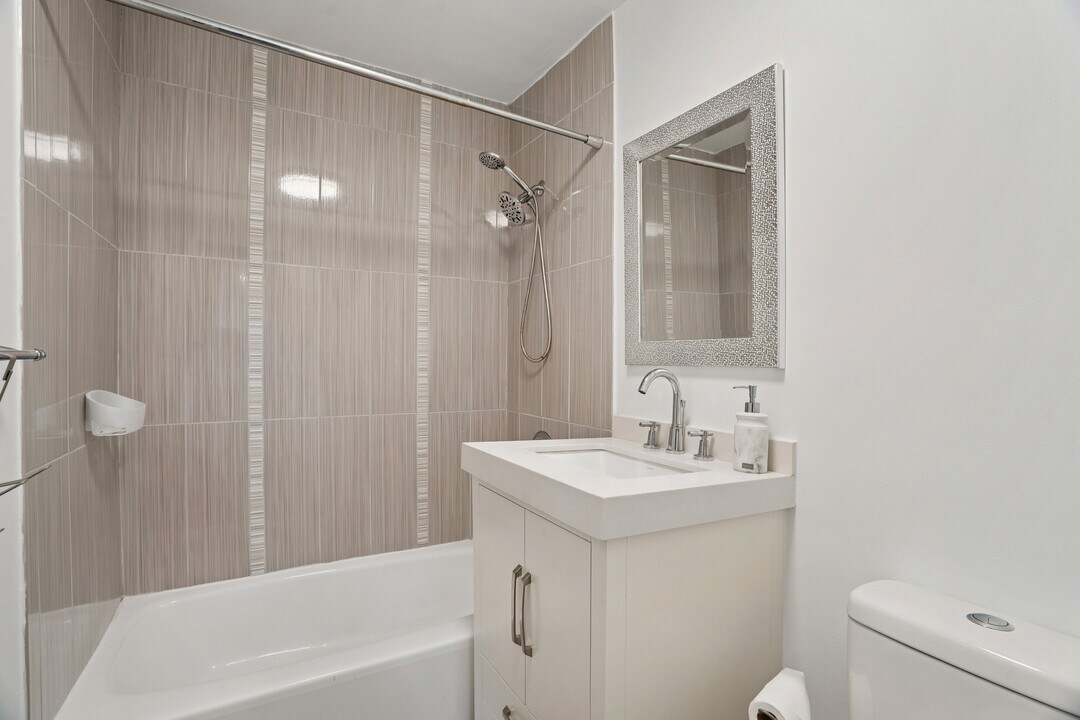 1111 River Rd, Unit G10 in Edgewater, NJ - Building Photo