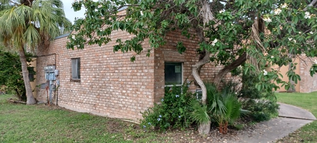 301 Bolivar Ave in Rancho Viejo, TX - Foto de edificio - Building Photo