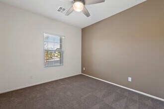 374 Larksong Ave in Henderson, NV - Building Photo - Building Photo