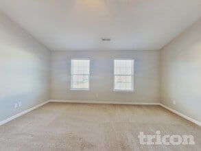 6604 Tromble Rd in Whitsett, NC - Foto de edificio - Building Photo