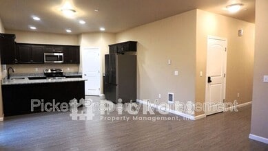 821 SE Kinsley Ln in Port Orchard, WA - Building Photo - Building Photo