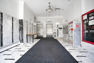 5455 Rue de Terrebonne, Unit 501 in Montréal, QC - Building Photo - Building Photo