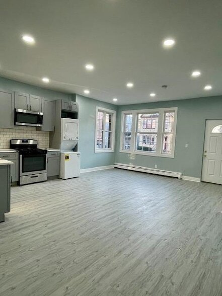 40 Stegman St, Unit UPSTAIRS 1 in Jersey City, NJ - Building Photo