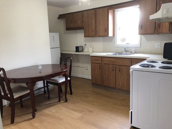 53 Plunkett St, Unit 53B in Pittsfield, MA - Building Photo - Building Photo