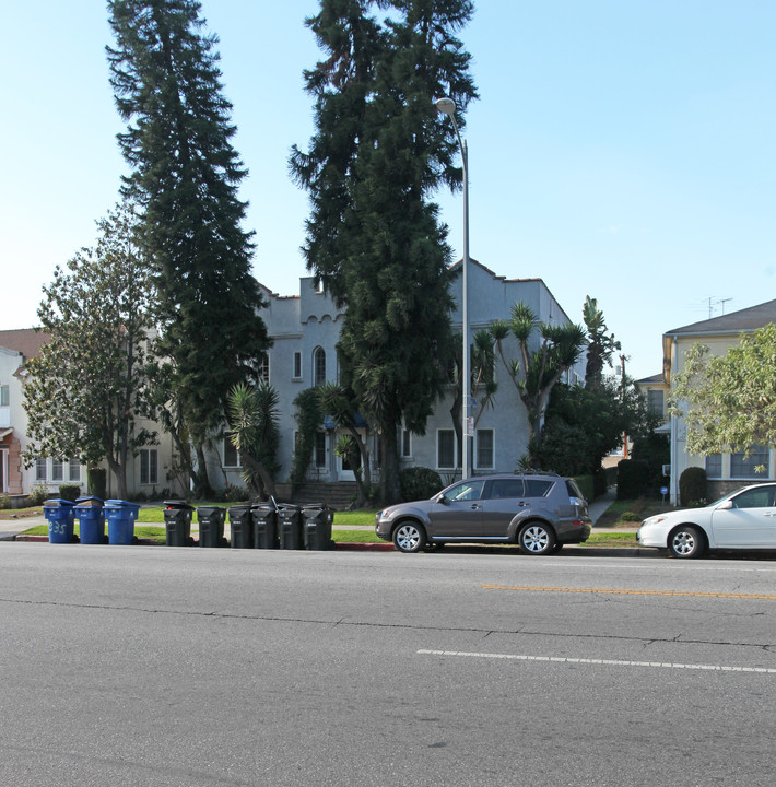 1925 N Vermont Ave in Los Angeles, CA - Building Photo