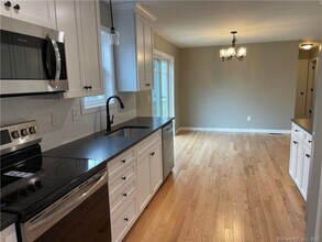 286 Broad Brook Rd in Enfield, CT - Building Photo - Building Photo