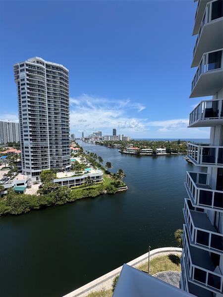 20515 E Country Club Dr in Miami, FL - Building Photo