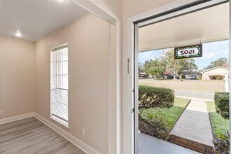 1502 Dabney Dr in Pasadena, TX - Foto de edificio - Building Photo