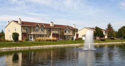 Waterford Place Apartments in Arlington Heights, IL - Foto de edificio - Building Photo