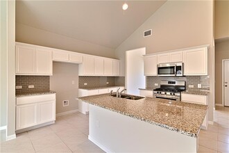 6601 Loretta White Ln in Austin, TX - Foto de edificio - Building Photo