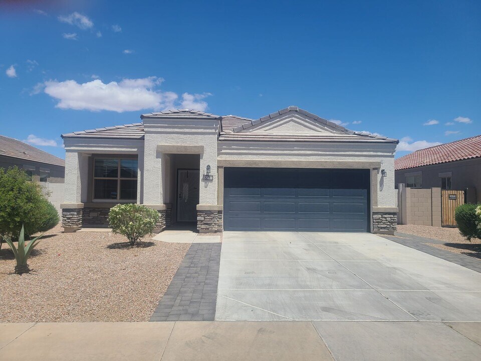 25630 W Winston Dr in Buckeye, AZ - Building Photo